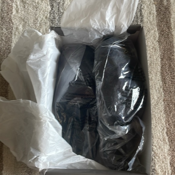 NIB Vionic Women's Black Gemma Plush Mule Slipper, Black, 7 - Picture 2 of 7